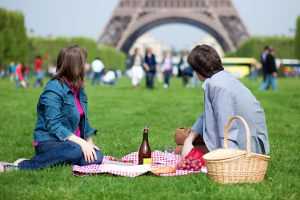 EXPERIENCIAS, únicas en cada viaje. 3 Picnic at Eiffel Tower