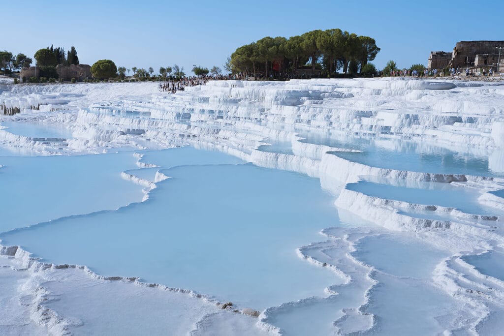 piscinas y terrazas naturales de travertino en Pamukkale Turquia