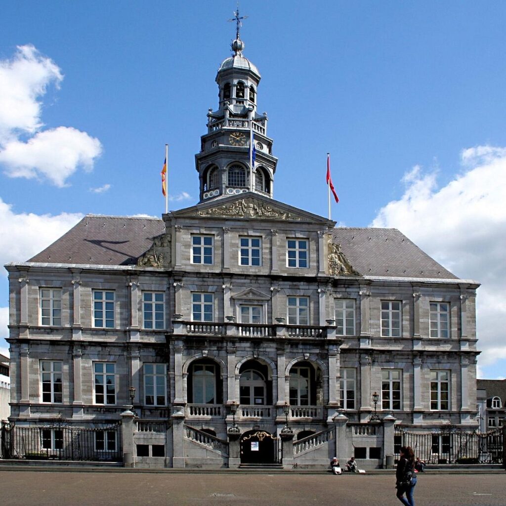 Descubriendo el encanto histórico de Maastricht: 5 Monumentos imprescindibles para visitar 3 Ayuntamiento de Maastricht