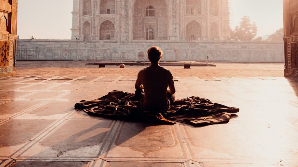 El Encanto de viajar a la India: Turismo y Ayurveda en Tierras Sagradas 5 meditacion en tu viaje a india