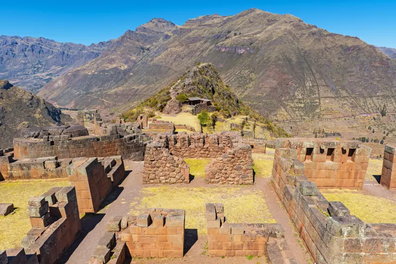 inca ruins de pisac cerca cusco peru las ruinas majestuosas del con walls impresionante y la cordillera los andes en el fondo 147218576