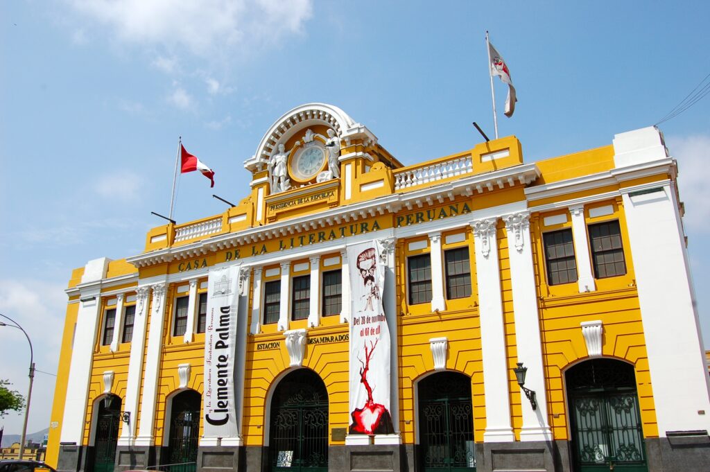 Conocer Lima: Un viaje a través de su rica historia 11 Estacion de Desamparados o Casa de la Literatura Peruana