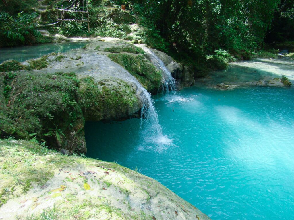 Lugares únicos para disfrutar de Montego Bay, más allá de sus playas 4 Jamaica Blue Hole