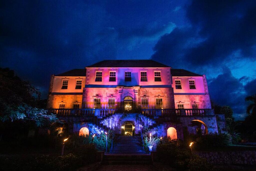 Lugares únicos para disfrutar de Montego Bay, más allá de sus playas 6 rose hall de noche