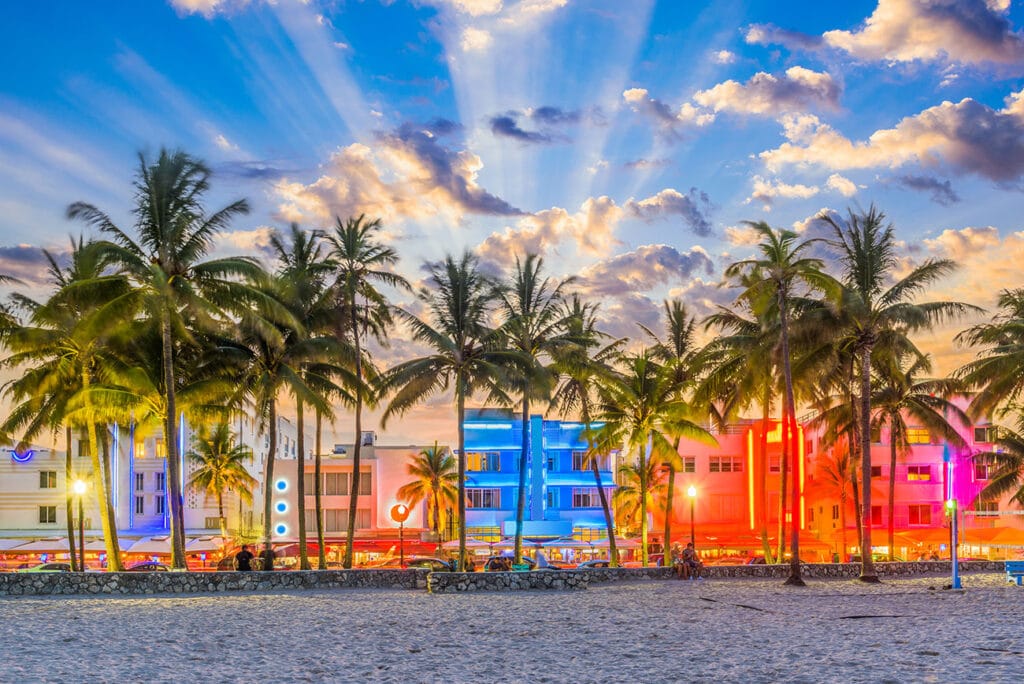 6 Barrios Emblemáticos de Miami para Conocer en profundidad 2 atardecer en Miami Beach