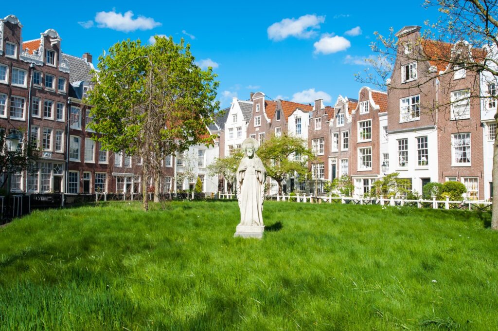 Descubriendo lo Auténtico: 5 lugares únicos para Conocer en Ámsterdam 3 Begijnhof