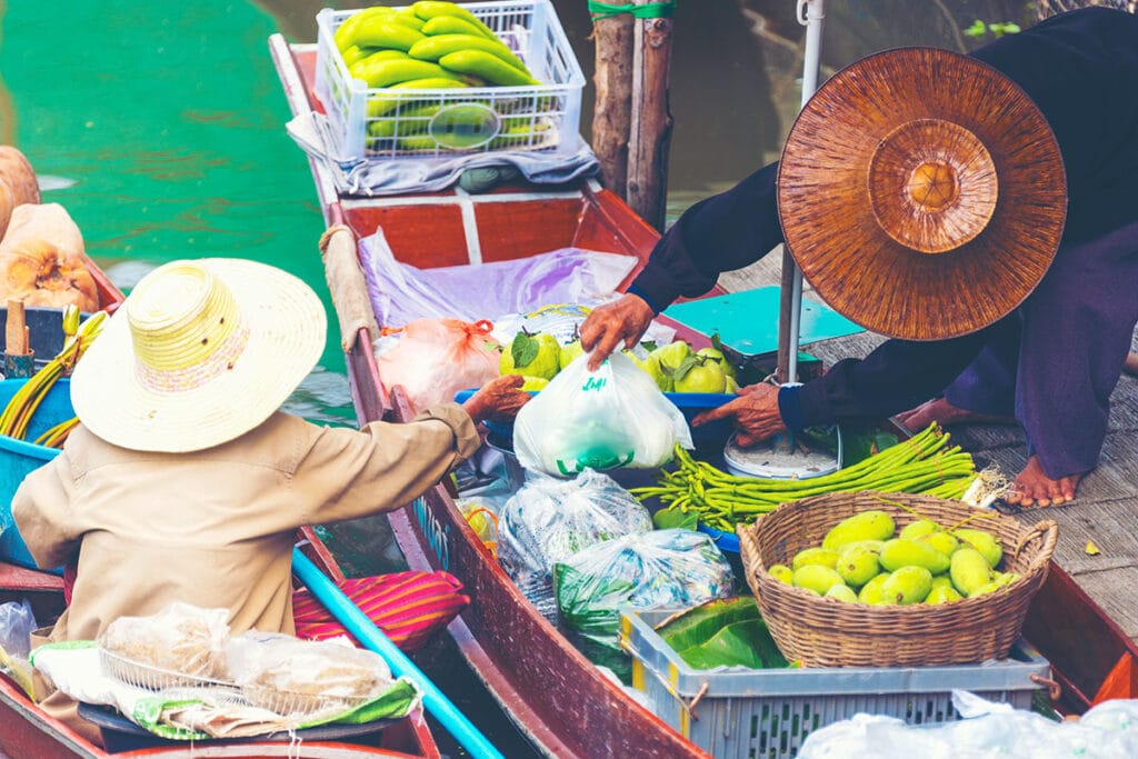 Explorando los Mercados Ocultos de Bangkok: Tesoros Escondidos en la Ciudad de los Ángeles 2 afueras del mercadoo