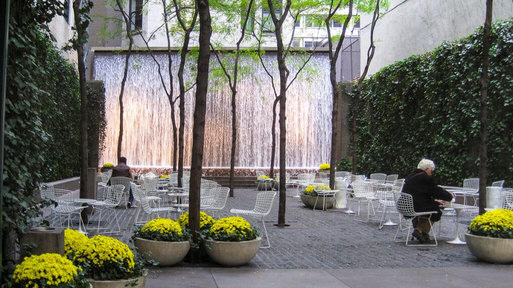 Descubriendo los Tesoros Ocultos de Manhattan: Lugares Únicos y Poco Conocidos en el Corazón de la Gran Manzana 1 GALERIA Paley Park