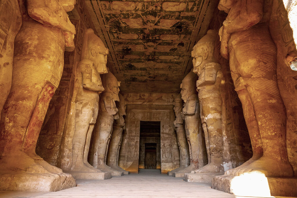 Interior de esculptures of the pharaohs