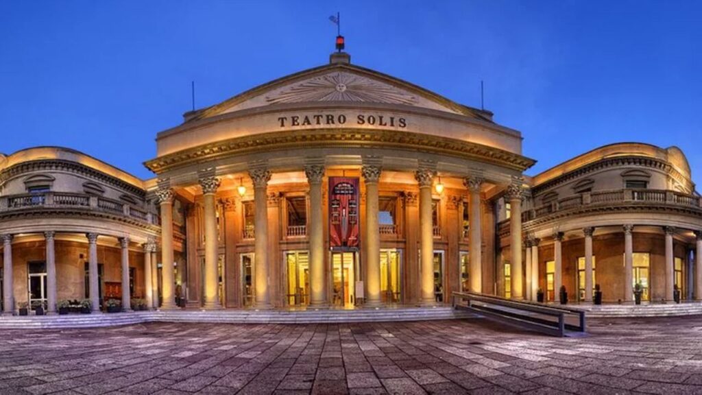 Descubre la Encantadora Montevideo: Tesoros Turísticos en la Capital Uruguaya 1 TEATRO SOLIS copia