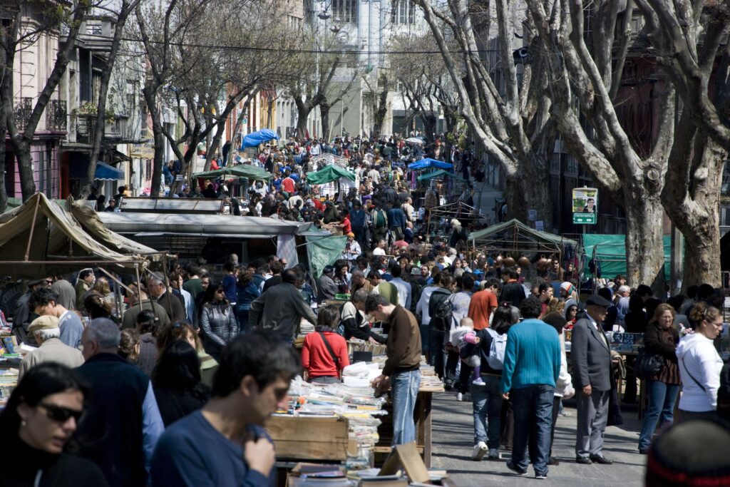 Descubre la Encantadora Montevideo: Tesoros Turísticos en la Capital Uruguaya 2 feria tristan narvaja