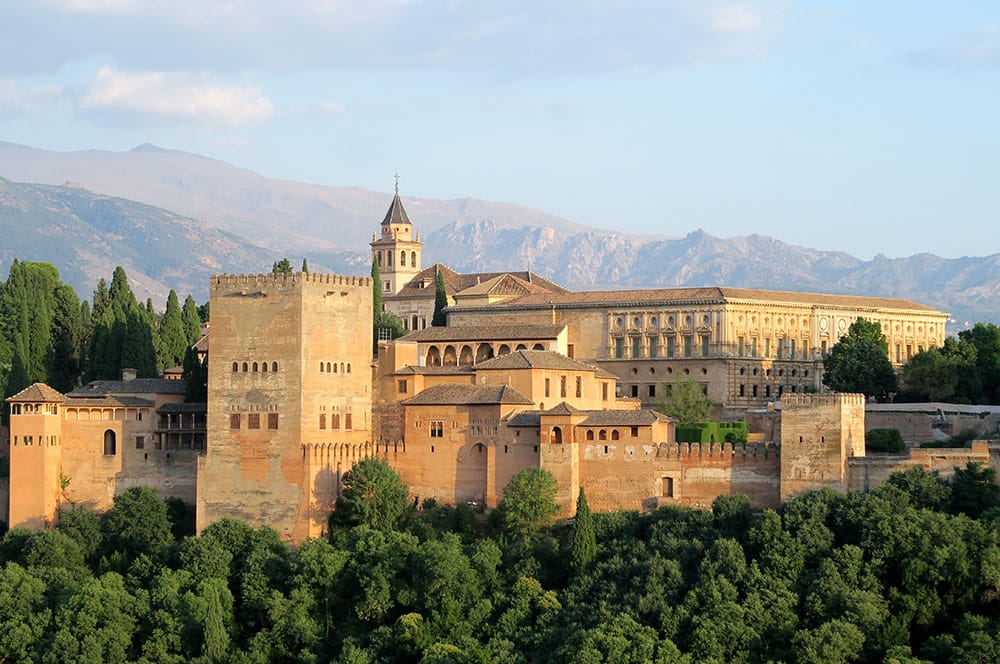 Recorrer Andalucía y conocer lugares únicos 2 Palacio fortaleza de la Alhambra en Granada Espana