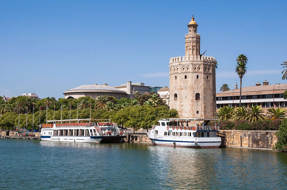 Visitar Sevilla, el corazón de Andalucía y conocer sus lugares emblemáticos 3 torre del oro