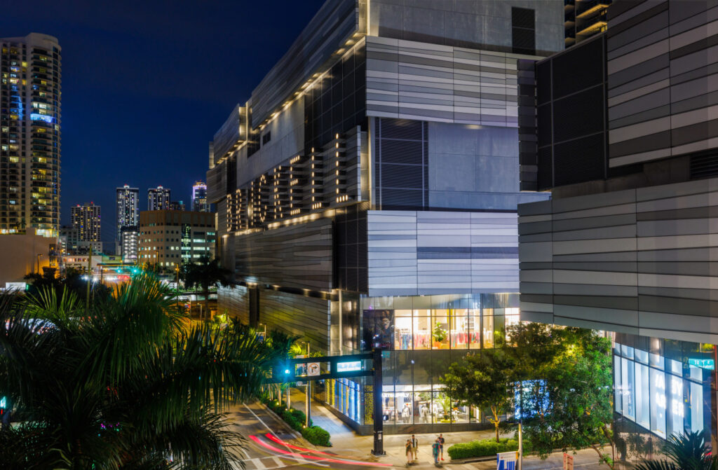 5 Lugares Clásicos de Miami para Salir de Noche 3 Brickell City Centre en Miami de Noche
