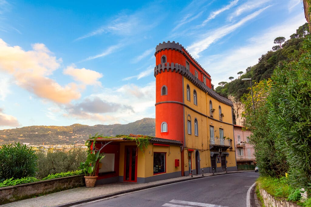 Recorrer la Costa Amalfitana junto a Travel Wise 2 Calles de una ciudad turistica Sorrento