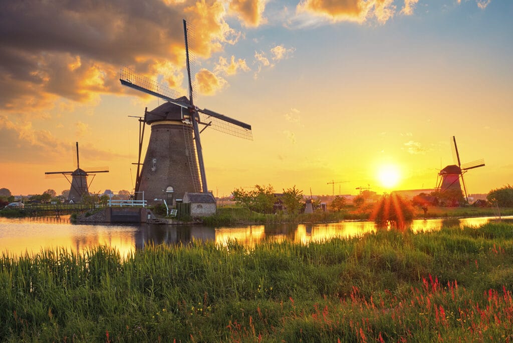Lugares icónicos para recorrer en Países Bajos 1 Molinos de viento en Kinderdijk en Holanda