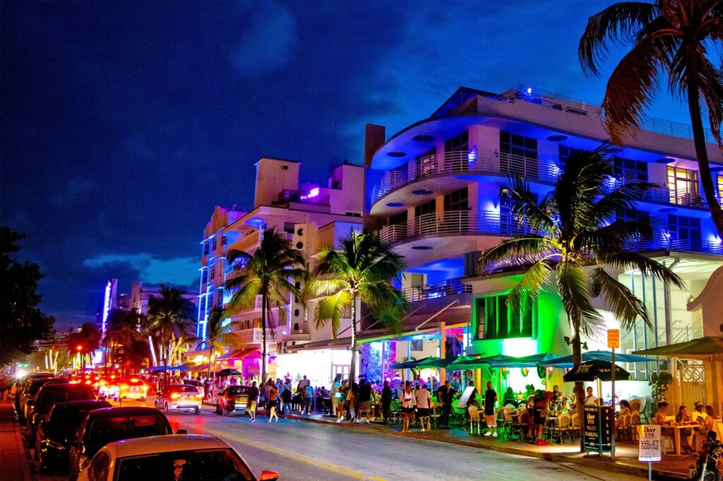 5 Lugares Clásicos de Miami para Salir de Noche 1 Ocean Drive Miami de noche