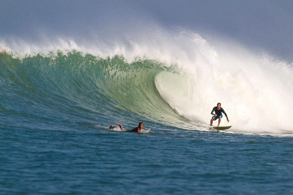 La Isla de Bali, un paraíso con playas únicas 1 surfeando en Bali