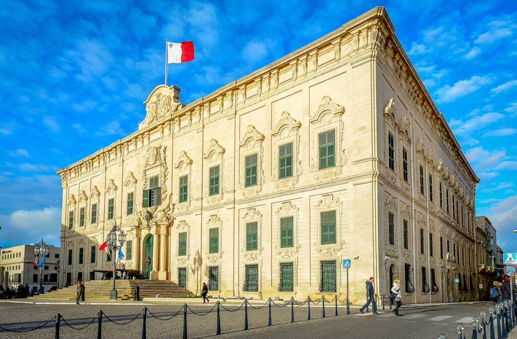 Descubre los tesoros escondidos al visitar Malta: La Valeta y mucho más 2 Auberge de Castille Valletta. Malta