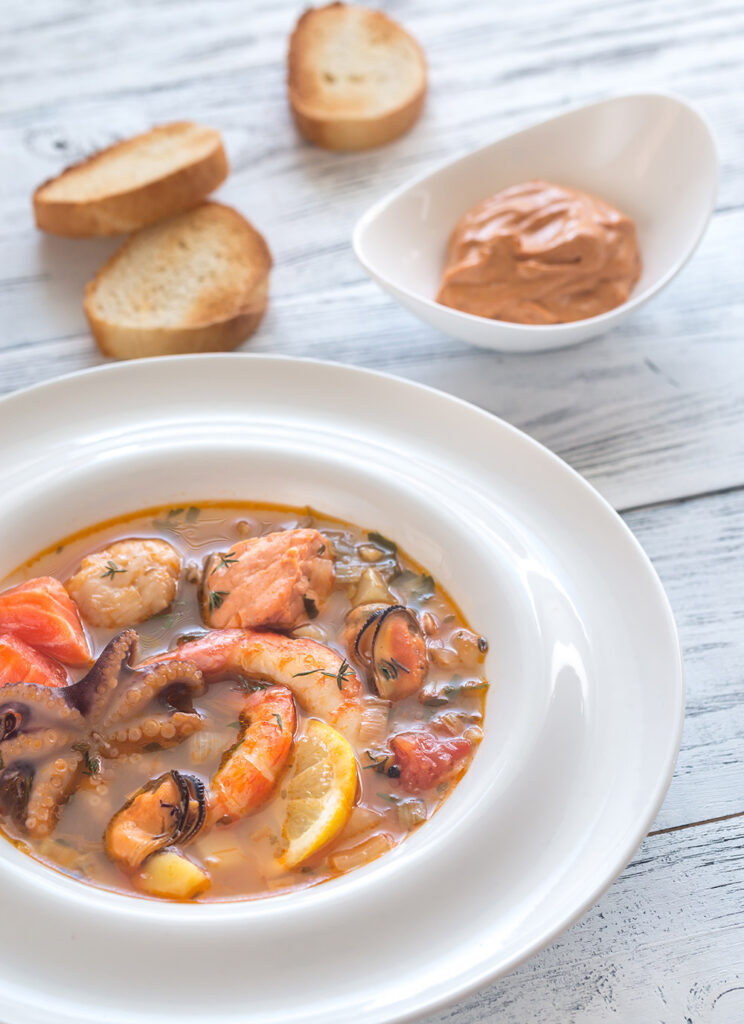 Marsella: donde la historia y el Mediterráneo se encuentran 2 Cuenco de Bouillabaisse