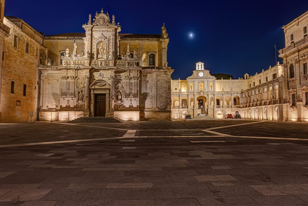 Guía de Viaje a Puglia: Qué hacer y ver en Puglia 2 La Piazza del Duomo de Lecce por la noche