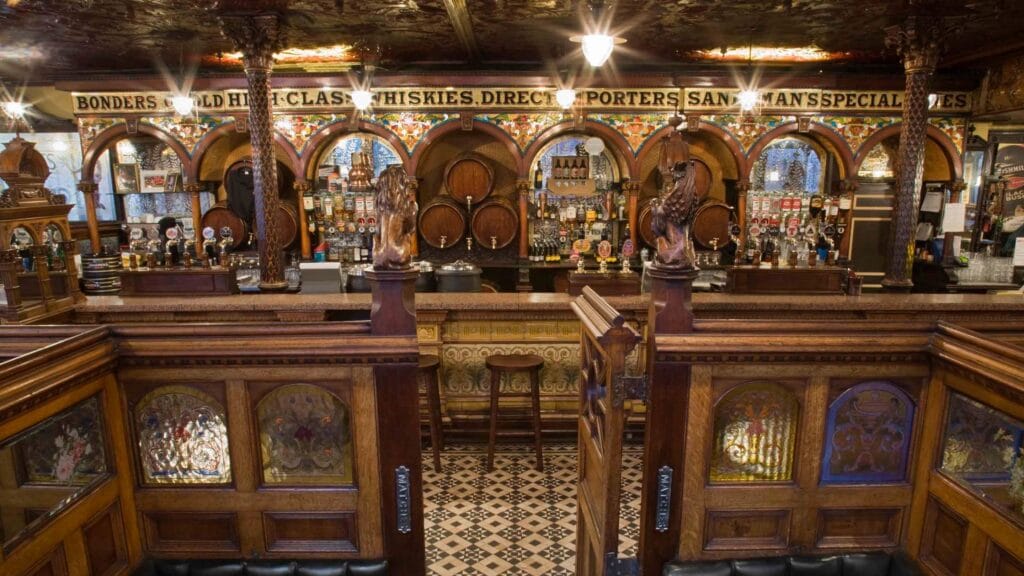 Pubs de Irlanda: La guía completa para disfrutar de la auténtica experiencia irlandesa 3 The Crown Liquor Saloon