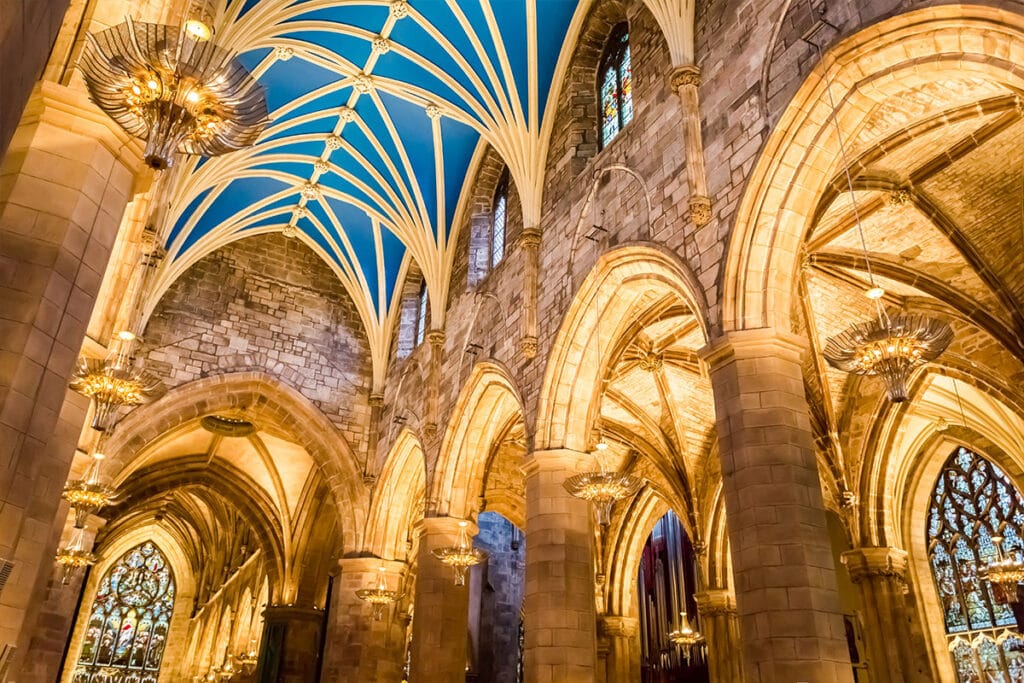 Descubre los Encantos de Edimburgo: lugares imprescindibles para visitar 2 catedral de Edimburgo