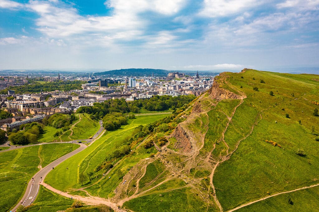 Descubre los Encantos de Edimburgo: lugares imprescindibles para visitar 3 paisajes Edimburgo