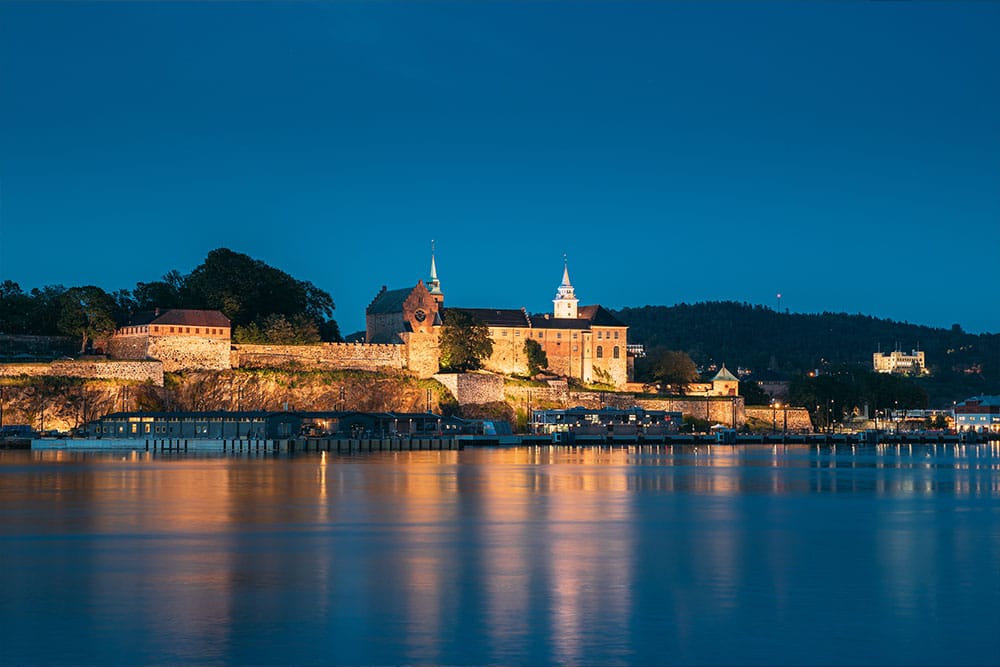Cinco lugares únicos y poco conocidos de Oslo: Más allá de fiordos y vikingos 4 Fortaleza de Akershus en la tarde de verano