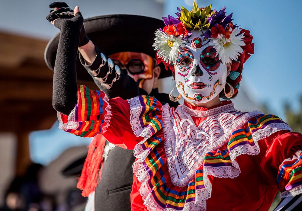 Vista de un humano disfrazado de carnaval durante el dia de los muertos en Las Cruces