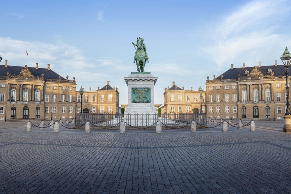 Copenhague: descubre los encantos arquitectónicos de la capital danesa 1 Vista panoramica del Palacio de Amalienborg y la estatua de Federico V Copenhague