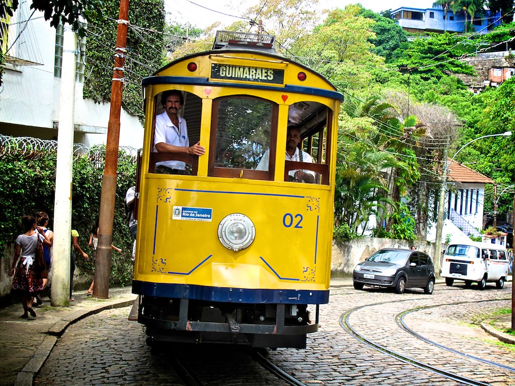Descubre los rincones más auténticos de 3 barrios emblemáticos de Río de Janeiro 1 bondinho DESTACADA