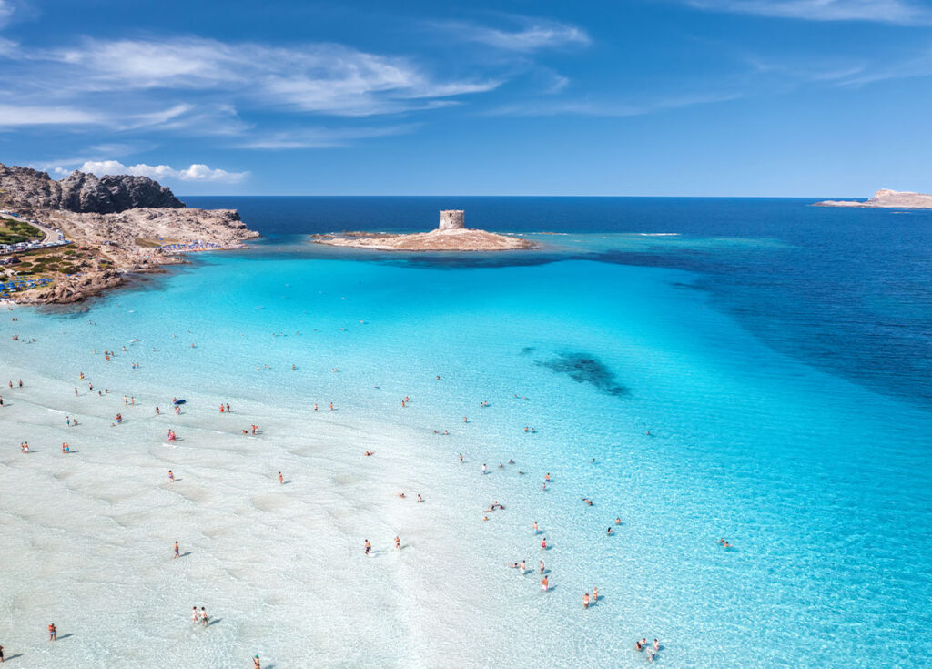 Vista aerea de la famosa playa de La Pelosa