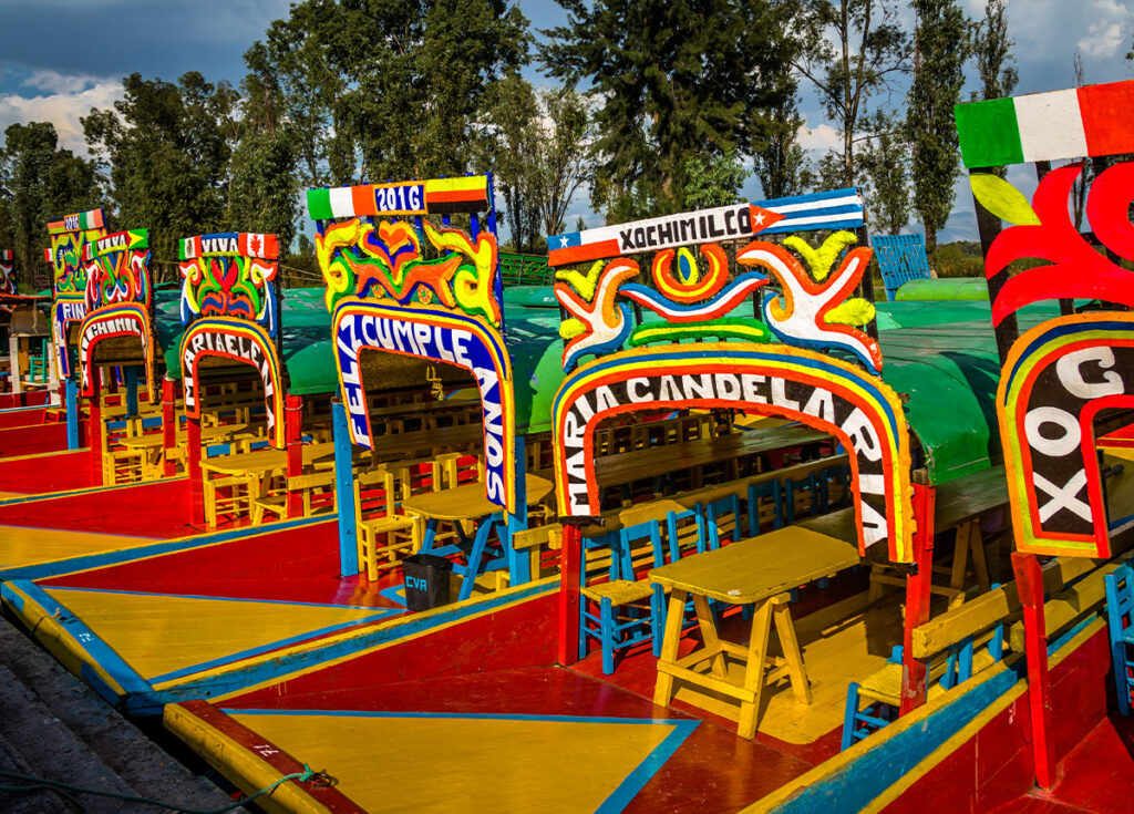 10 Lugares imprescindibles que debes ver en Ciudad de México de la mano de Travel Wise 4 colourful mexican boats with