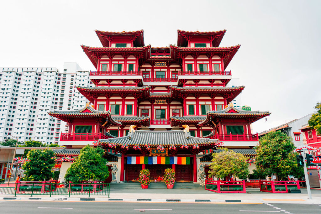 Descubre 3 Barrios únicos de Singapur que no te podes perder 1 templo Buda en chinatown singapur