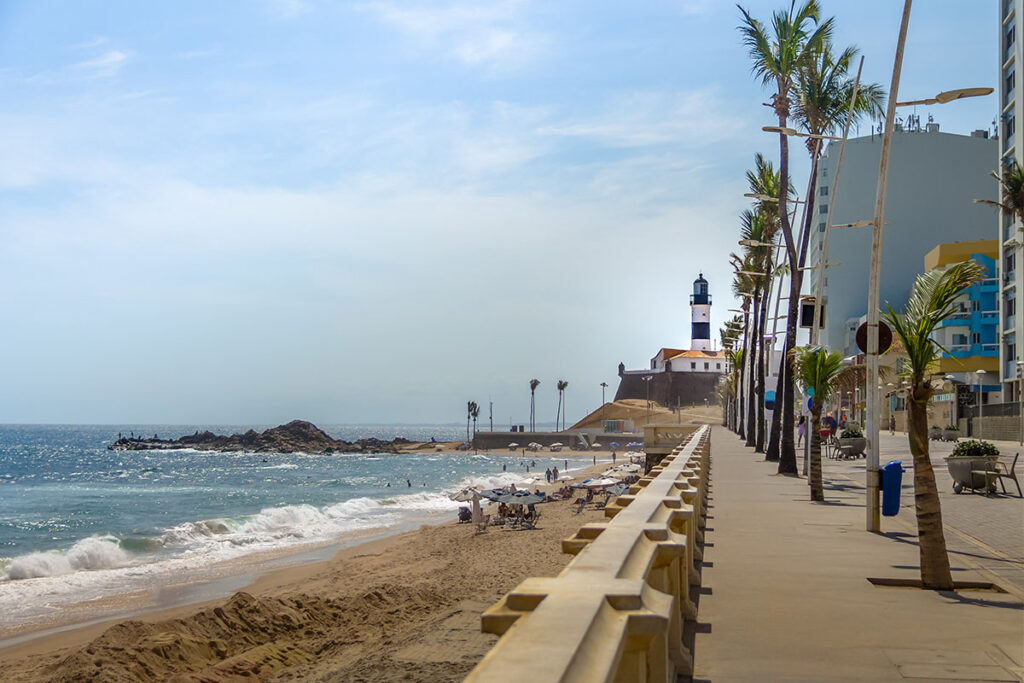 Descubriendo Salvador de Bahía: Playas, Cultura y Aventura 1 Playa Barra con Farol da Barra