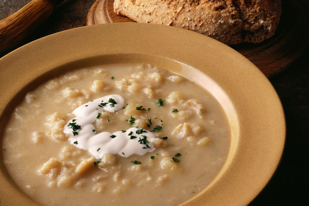 10 Platos Imprescindibles de Escocia para degustar 2 Sopa de skink Cullen