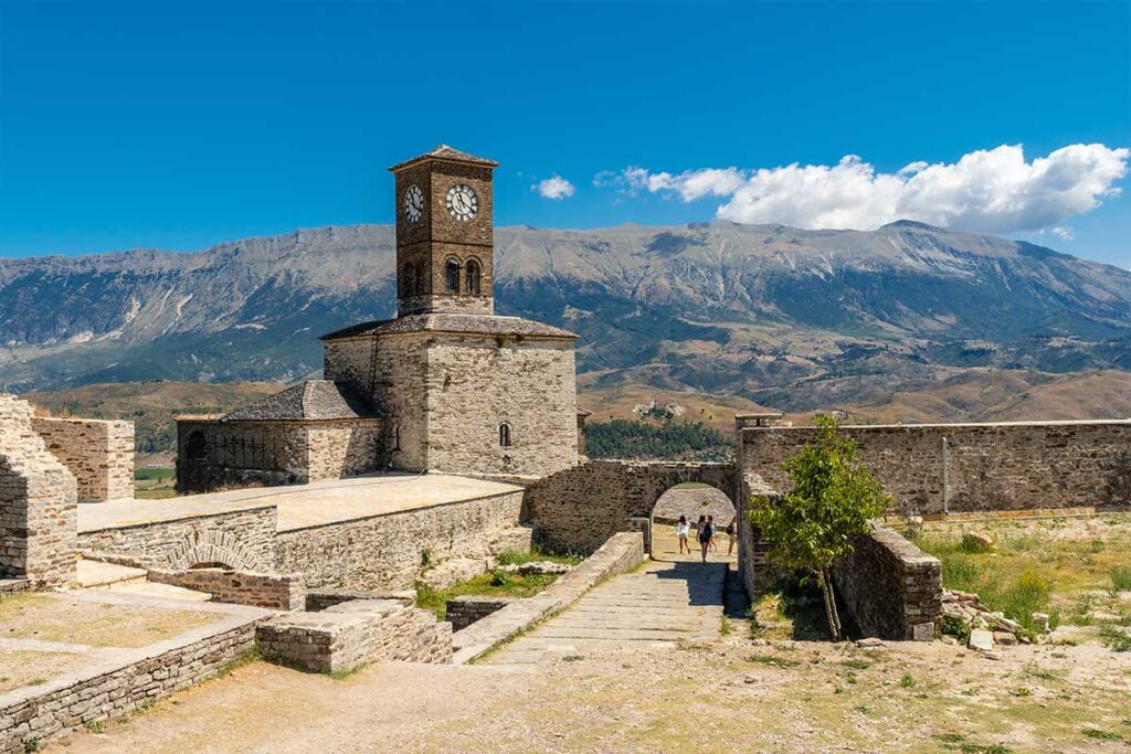 10 Lugares para Conocer Albania, más allá de Tirana su capital 2 Torre del Reloj en la Fortaleza del castillo otomano Gjirokaster