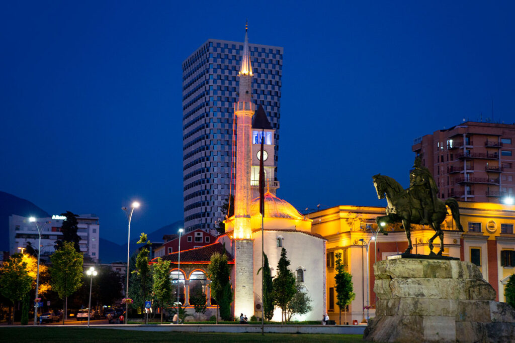 Qué hacer y qué ver en Tirana, capital de Albania 1 Plaza Skanderbeg iluminada en Tirana