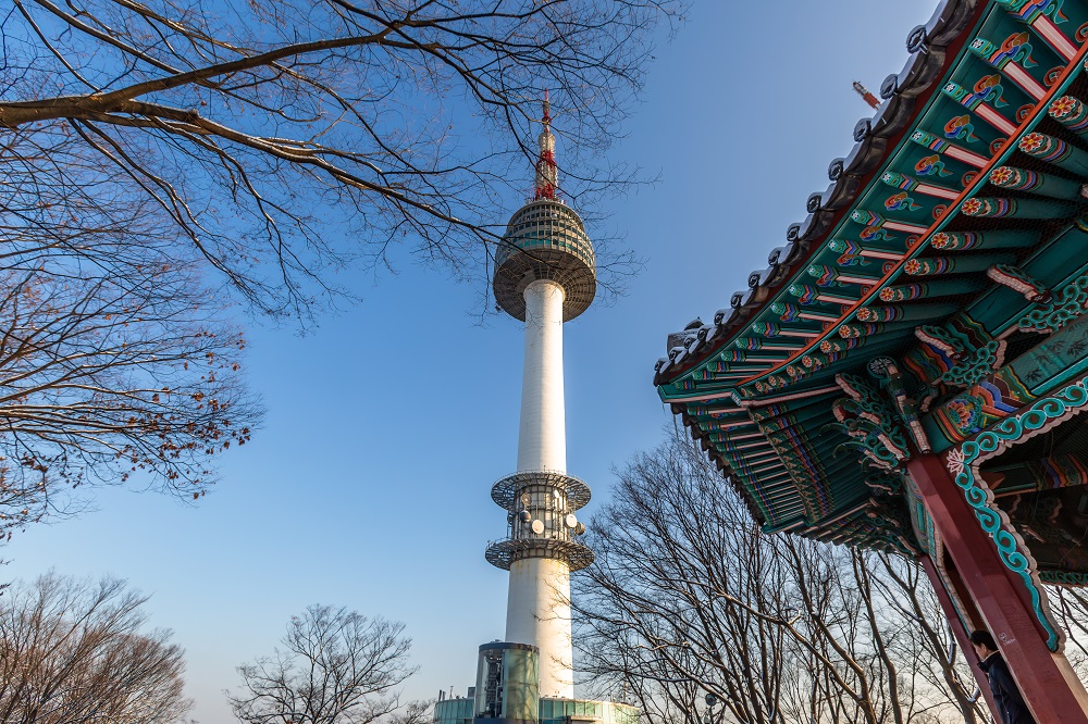 Los 10 lugares imperdibles de Seúl que tenés que conocer sí o sí 4 seoul tower with korea pavilionin winter at namsan 2024 02 09 20 17 42 utc