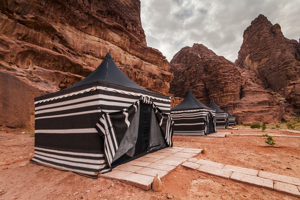 Dormir en el desierto de Wadi Rum: la experiencia que te cambiará la vida 3 Carpas turísticas en el desierto de Wadi Rum. Jordania.