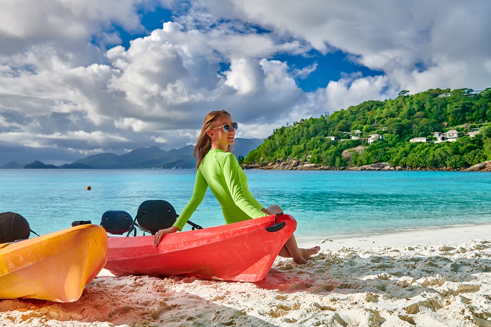 Mejores playas de las Islas Seychelles 3 woman sitting on kayak at beach seychelles mahe 2024 10 18 06 51 47 utc