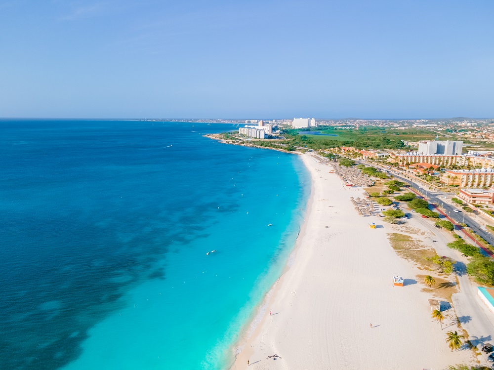 Las mejores playas del mundo, según TripAdvisor, para soñar desde Argentina 3 eagle beach aruba palm trees on the shoreline of 2025 01 08 10 17 28 utc