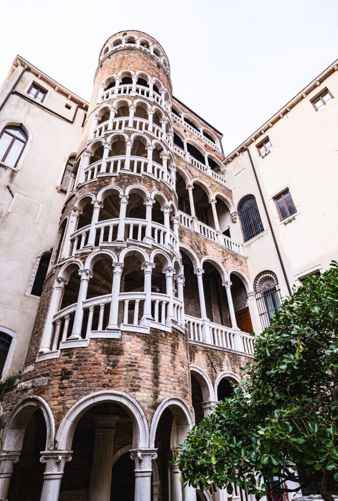 Los 7 mejores miradores de Venecia: descubre la ciudad desde nuevas alturas 4 graceful staircases arches of the scala contarin 2025 02 09 09 51 32 utc