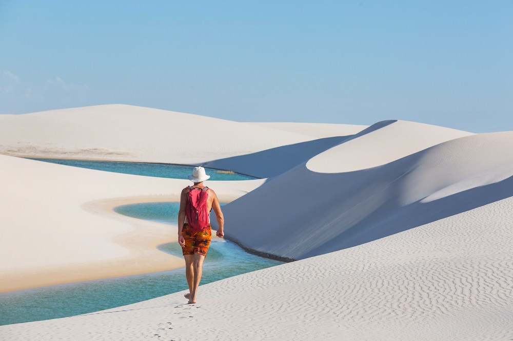 Parque nacional de los Lençóis Maranhenses: un oasis de naturaleza en Brasil 2 hike in dunes in brazil 2025 01 10 04 25 49 utc 1