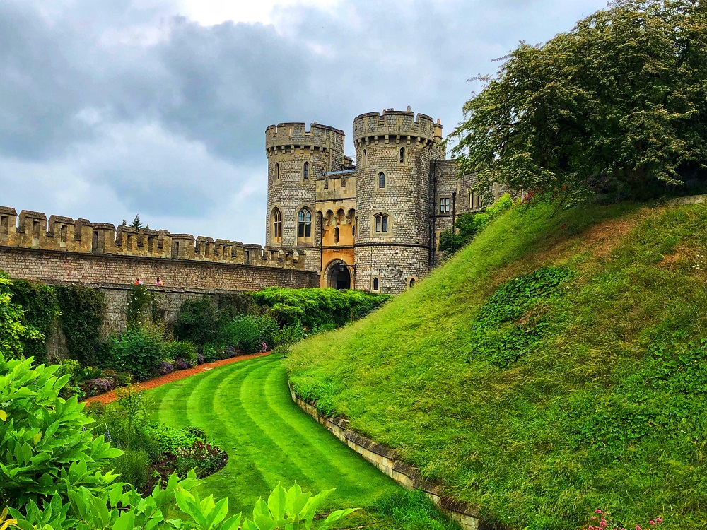 5 tours y excursiones únicas de Londres: descubre lo mejor de Inglaterra 4 on the grounds of windsor castle in the united kin 2024 12 05 07 58 40 utc