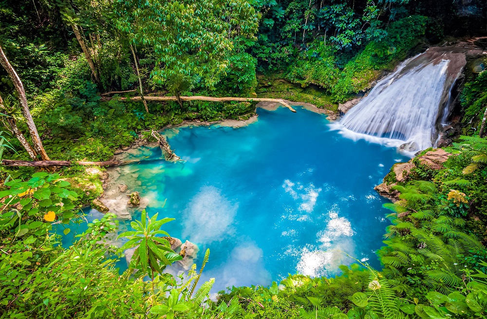 10 Lugares únicos para recorrer en tu Luna de Miel en Jamaica 3 Blue Hole Lagoon Jamaica
