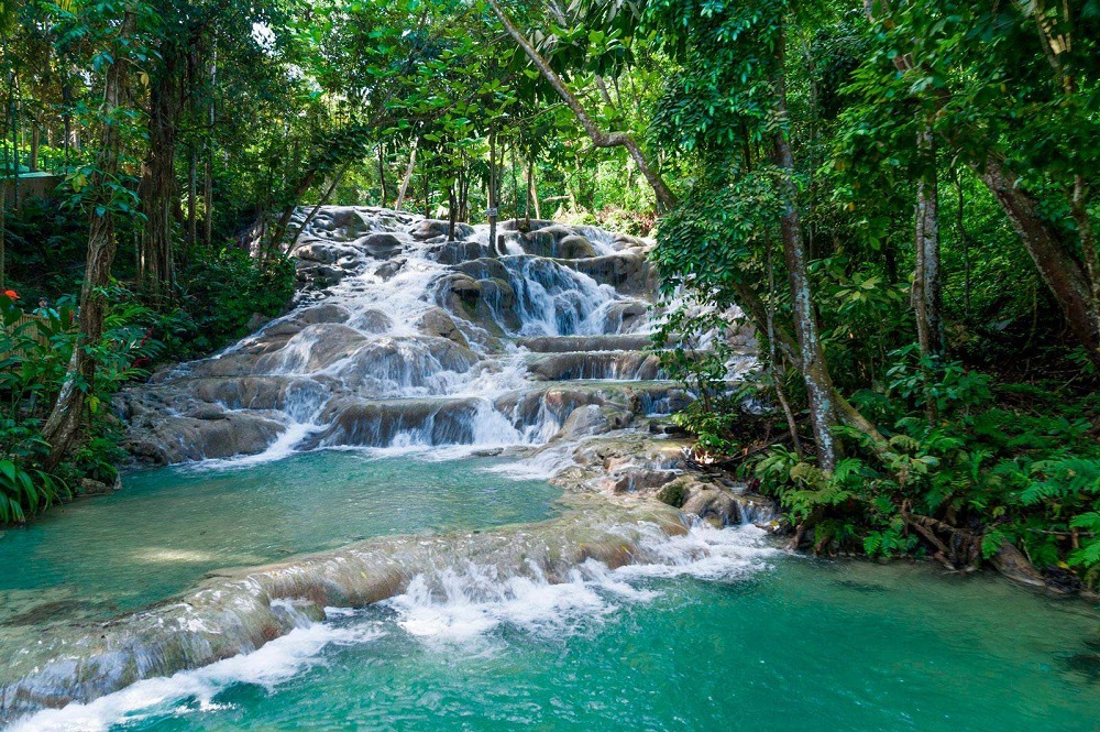 10 Lugares únicos para recorrer en tu Luna de Miel en Jamaica 1 dunns river falls