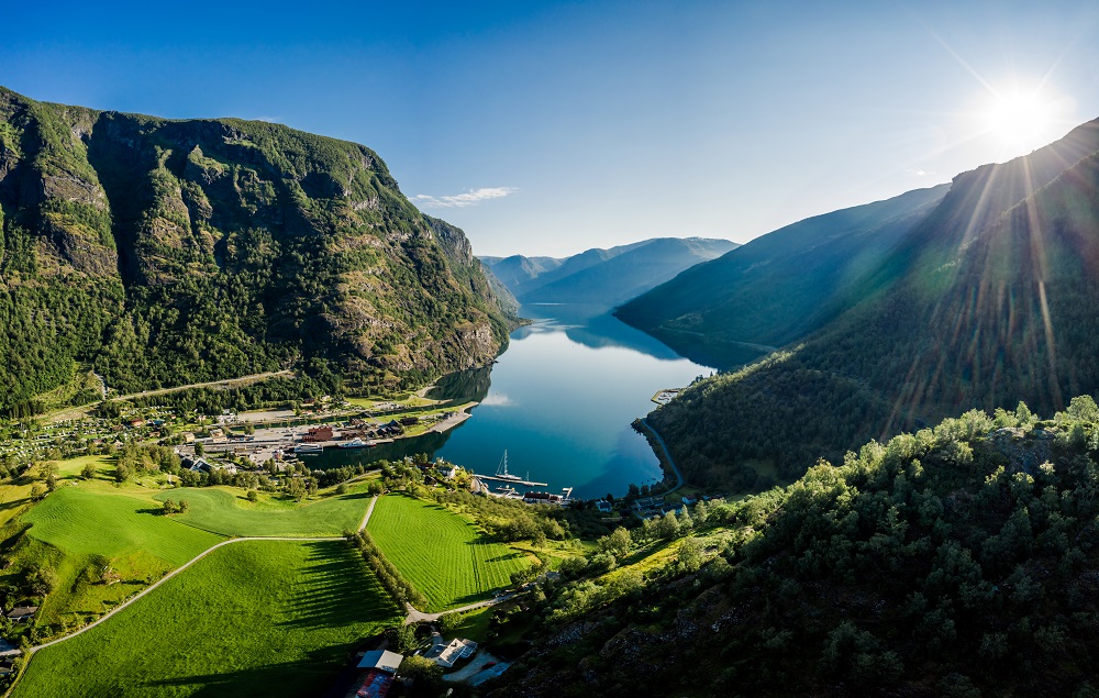 Fiordos noruegos: Balestrand, Flåm y Bergen te esperan 3 aurlandsfjord town of flam at dawn 2025 03 08 04 26 18 utc