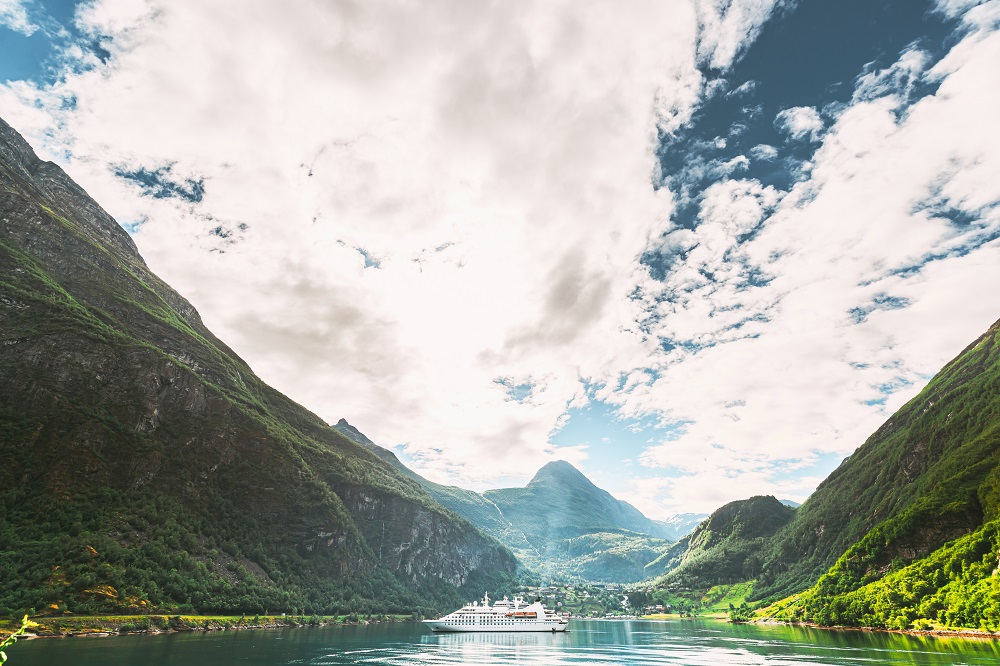 Guía definitiva para recorrer y disfrutar los Fiordos Noruegos 4 geirangerfjord norway touristic ship ferry boat 2025 02 24 11 10 56 utc